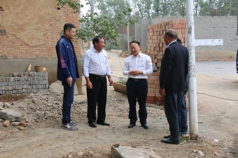 扶貧路上  攜手同行——弘義集團黨委書記、董事長張秀峰一行 到定點幫扶村調(diào)研
